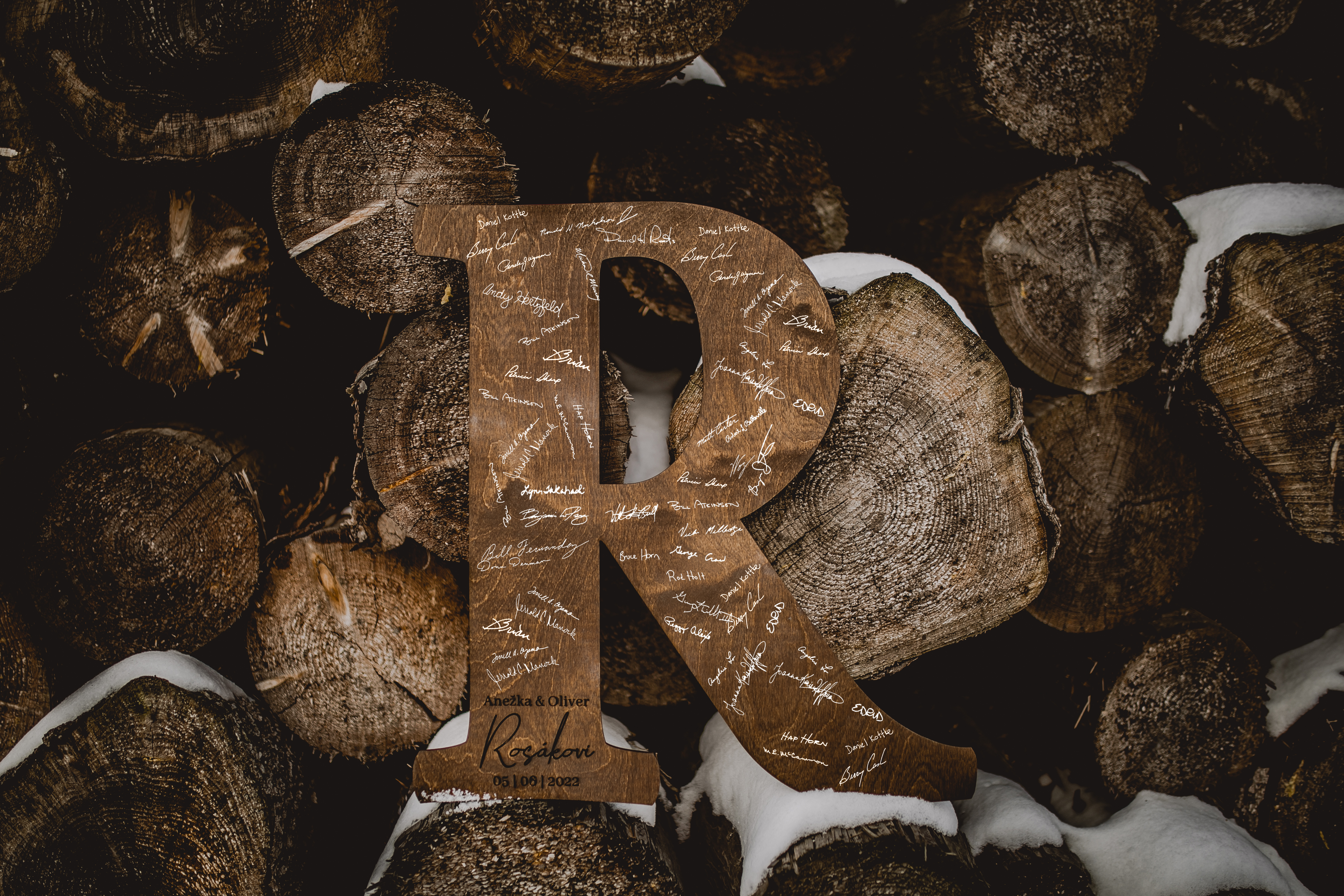 Dřevěné písmeno instalace na stěnu s podpisy